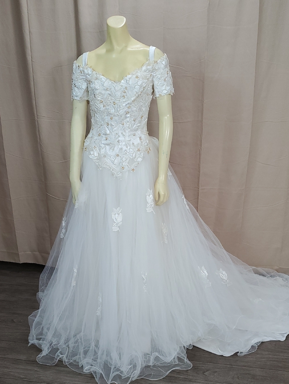 Elegant White Off-Shoulder Wedding Dress with Lace Appliqué